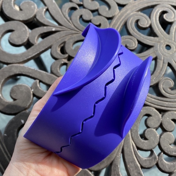 Tupperware - Blue Empanada Press Pastry Turnover Tart Maker - Picture 3 of 9